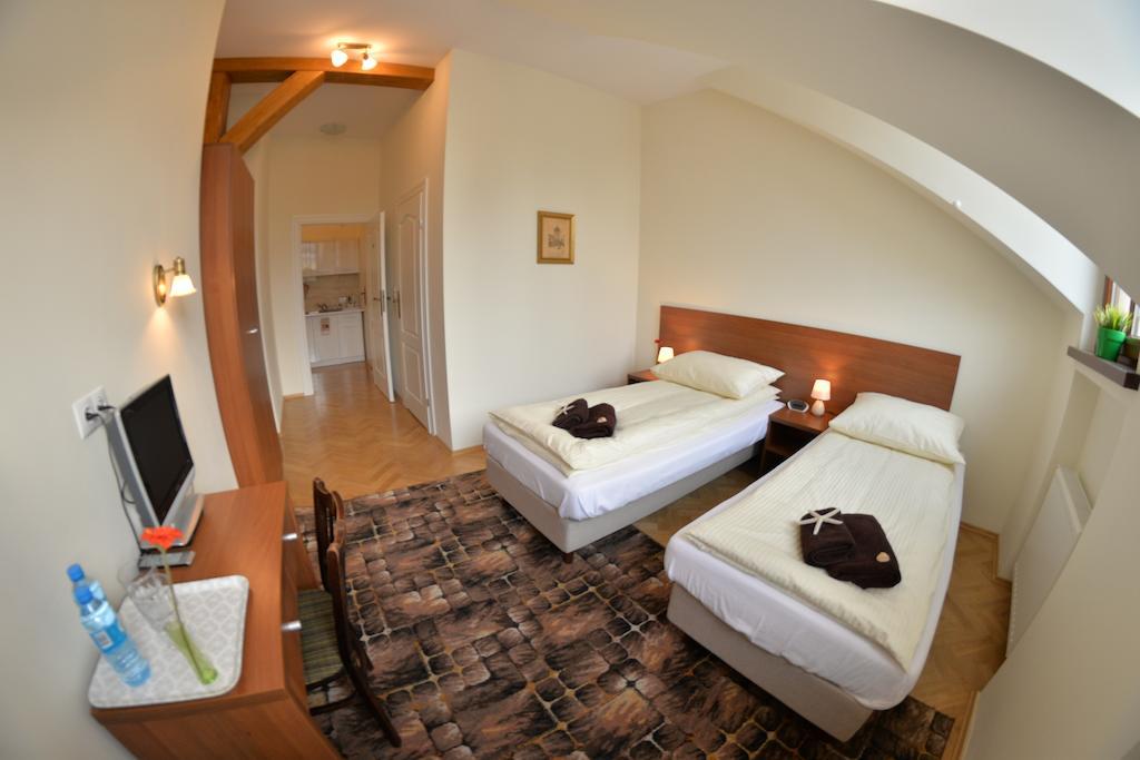 Royal Route 29 Comfort Rooms Красков Стая снимка