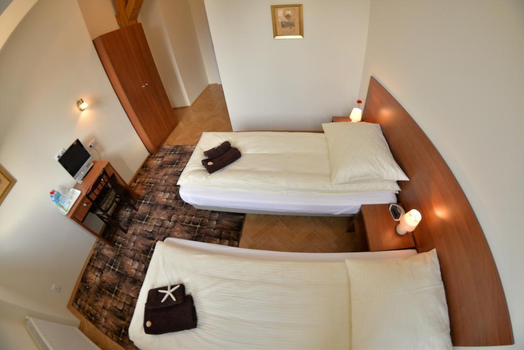 Royal Route 29 Comfort Rooms Красков Стая снимка
