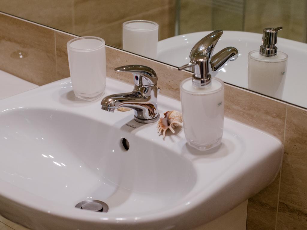 Royal Route 29 Comfort Rooms Красков Екстериор снимка