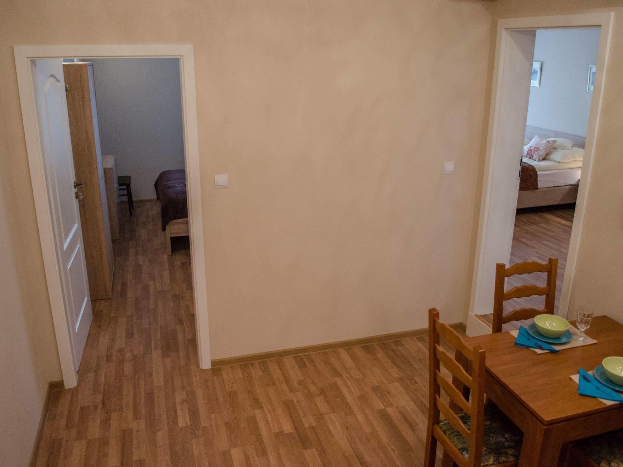Royal Route 29 Comfort Rooms Красков Екстериор снимка