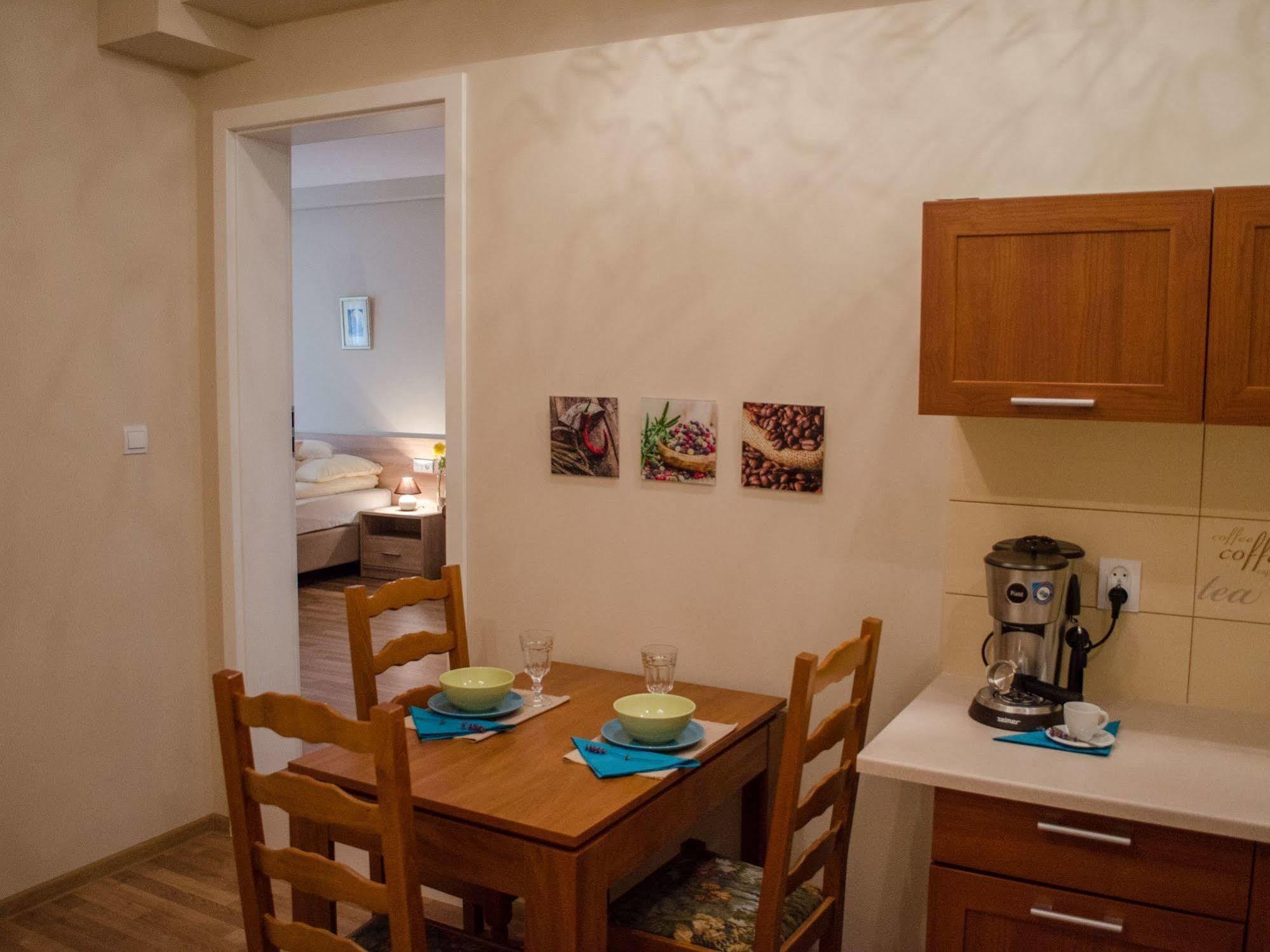 Royal Route 29 Comfort Rooms Красков Екстериор снимка