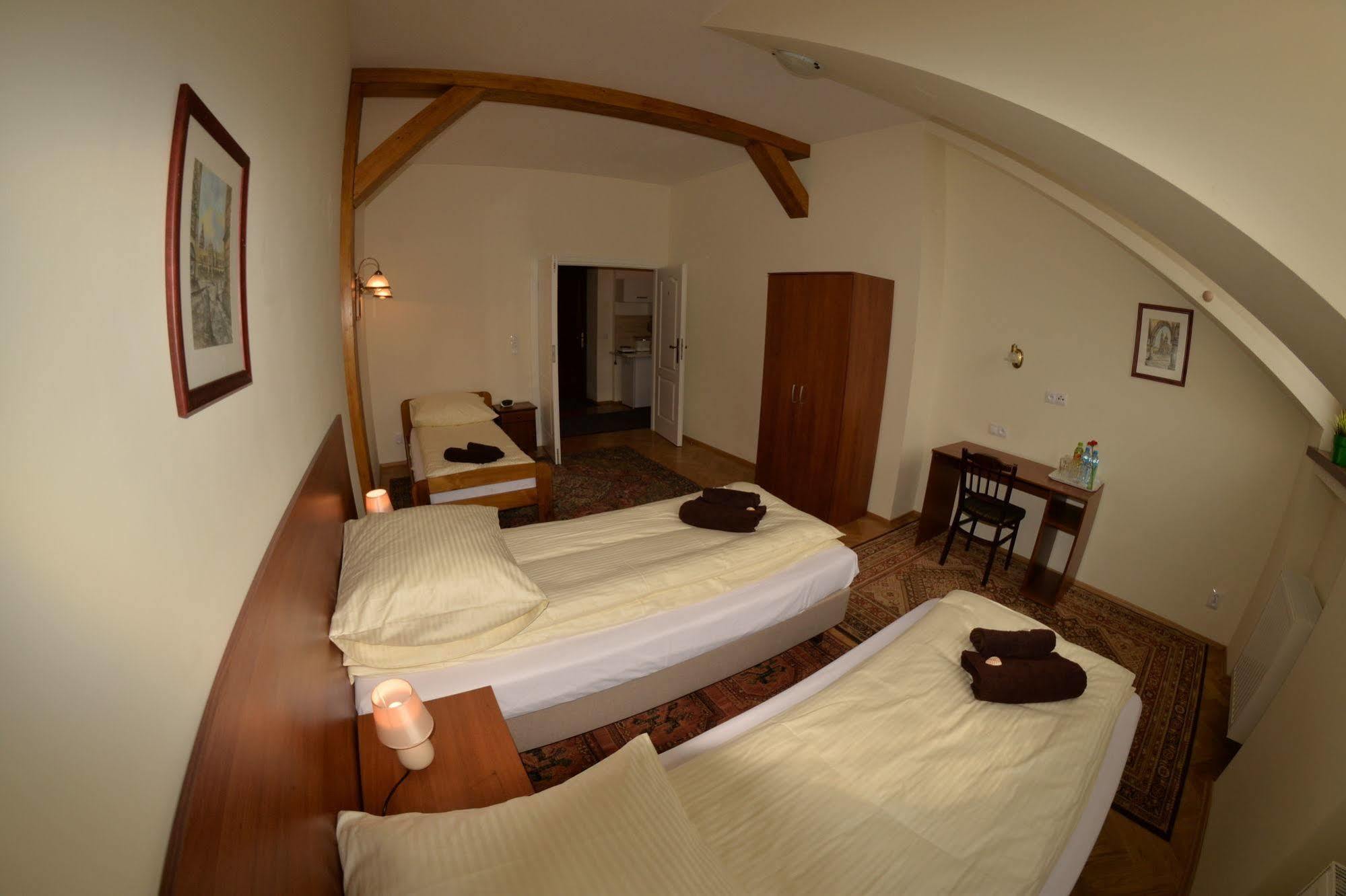 Royal Route 29 Comfort Rooms Красков Екстериор снимка