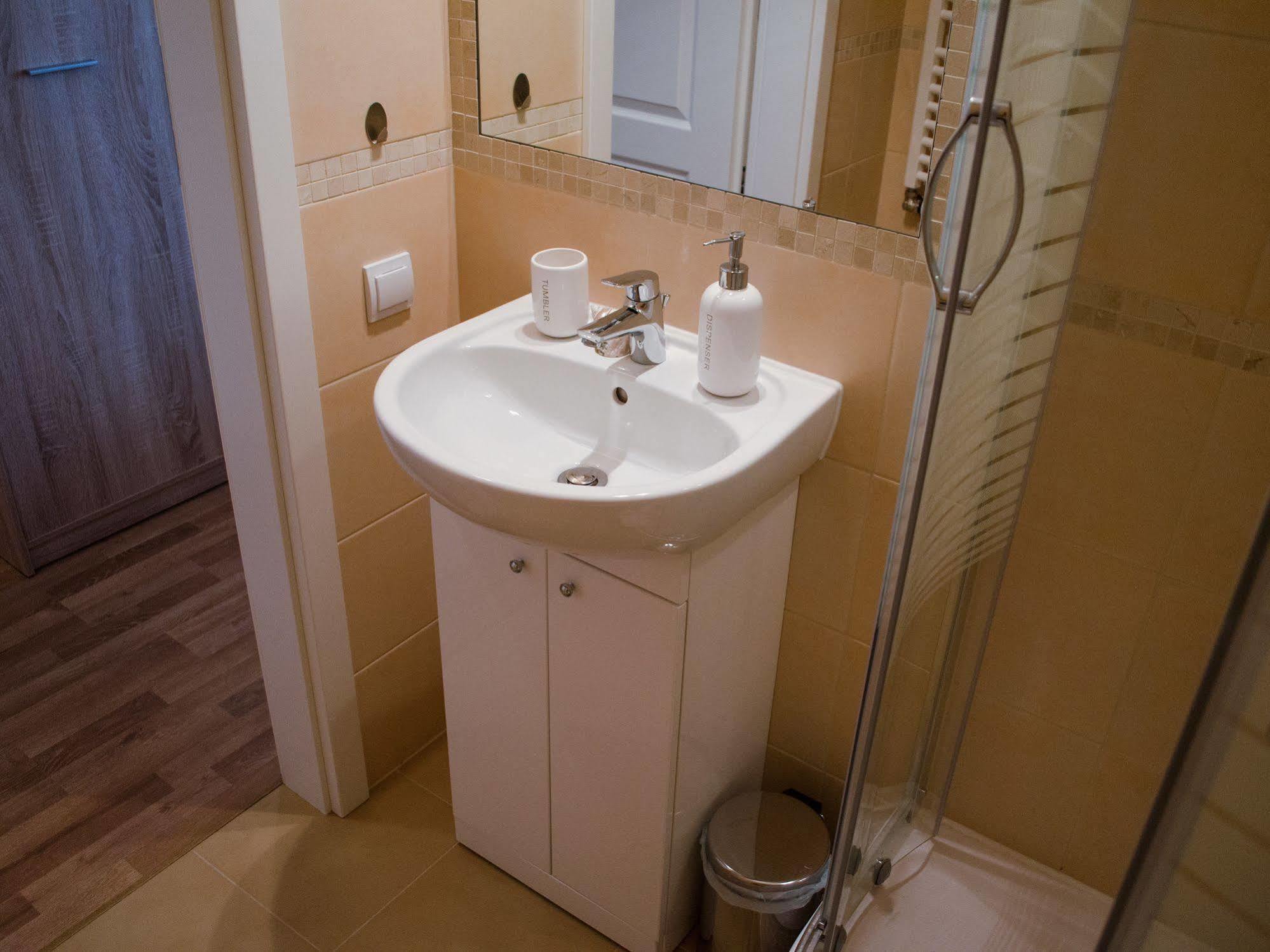 Royal Route 29 Comfort Rooms Красков Екстериор снимка