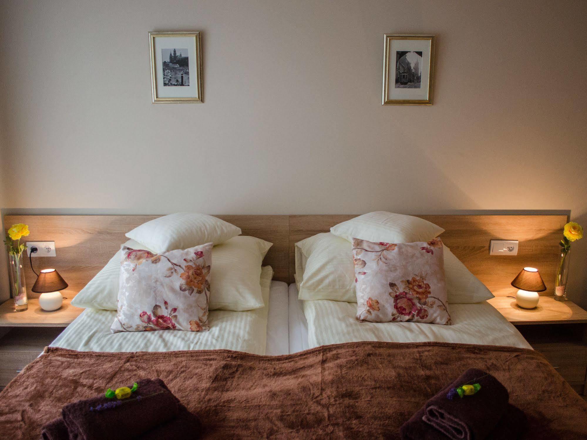 Royal Route 29 Comfort Rooms Красков Екстериор снимка
