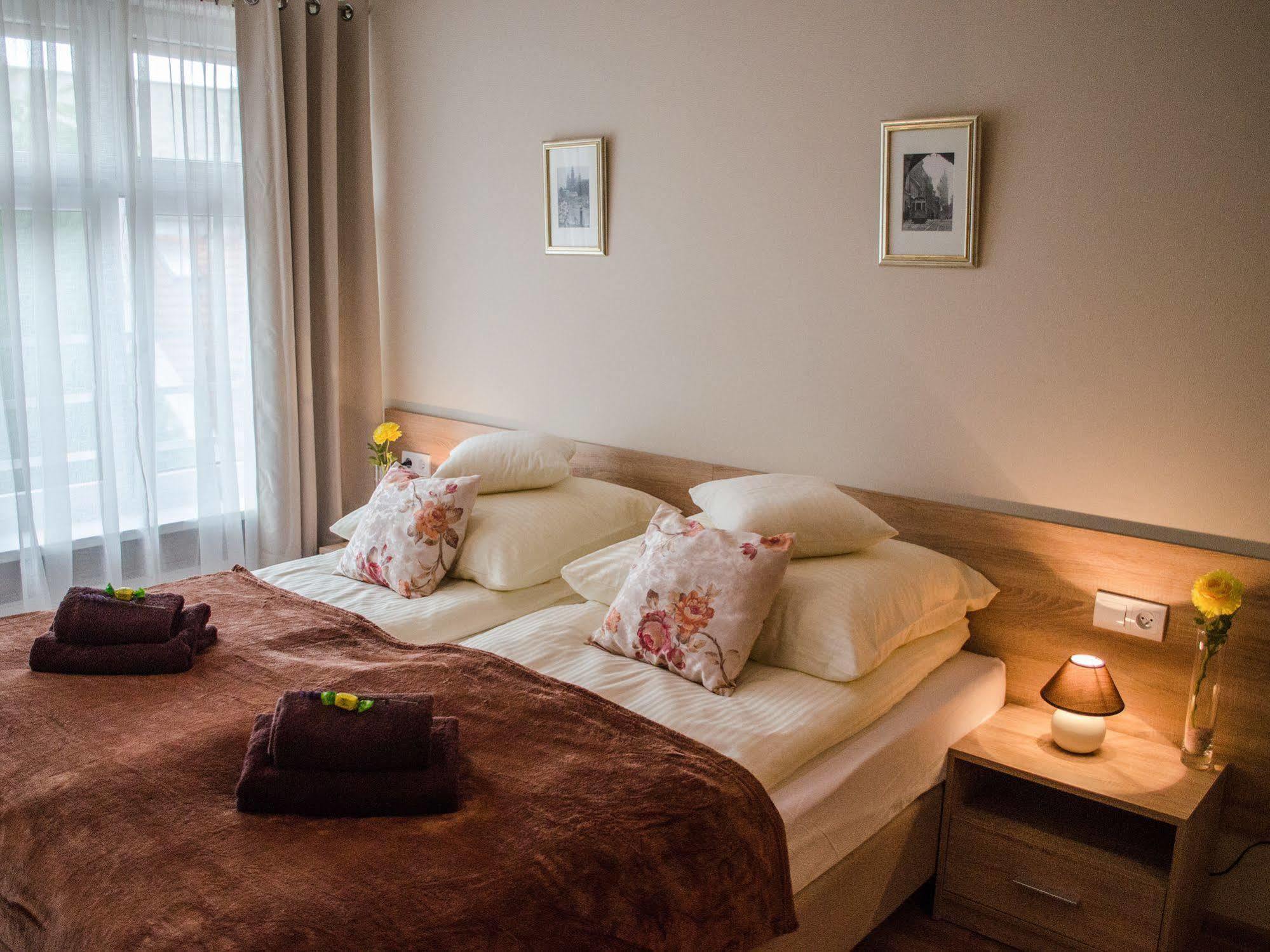 Royal Route 29 Comfort Rooms Красков Екстериор снимка